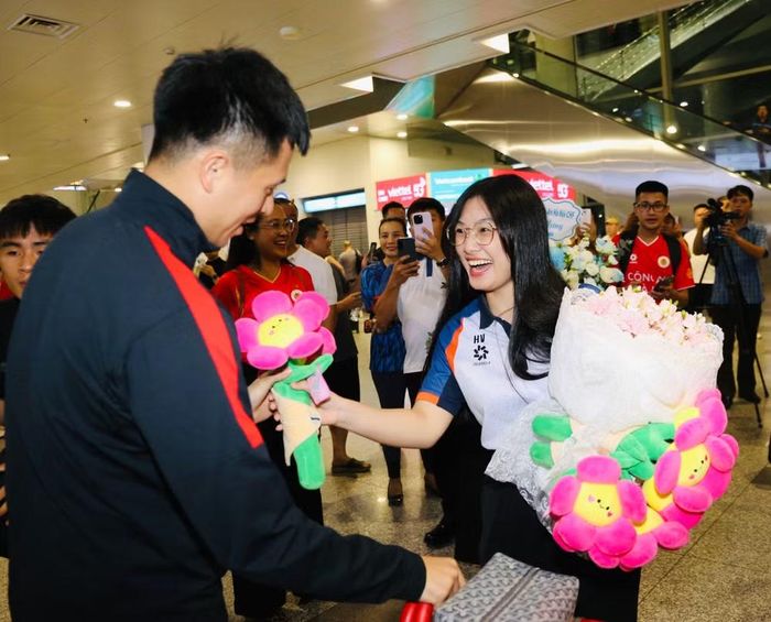 Một cổ động viên tặng hoa và quà lưu niệm cho đội trưởng Đình Trọng
