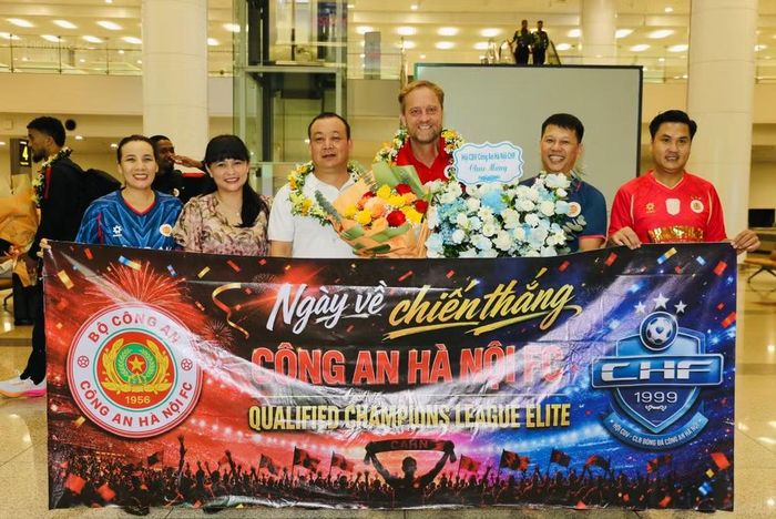 Đại diện các đơn vị thuộc CATP Hà Nội và Hội cổ động viên chúc mừng thầy trò HLV Polking