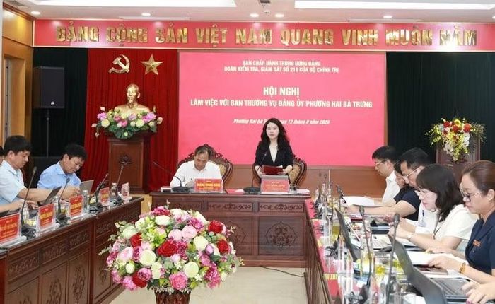 Chủ tịch HĐND phường Hai Bà Trưng Chu Hồng Minh báo cáo tại buổi làm việc. (Ảnh: hanoi.gov.vn)