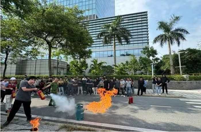 Nhân viên thực hành sử dụng bình chữa cháy xách tay