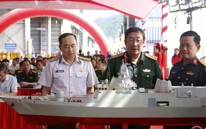 Tàu chiến mới sẽ được đóng tại xưởng đóng tàu Sông Thu ở thành phố biển Đà Nẵng và dự kiến hoàn thành trong vòng 3 năm. Một mô hình đã được trưng bày tại buổi công bố hôm 10/8, nó được trang bị các cảm biến radar mô phỏng, bãi đáp trực thăng và pháo hạm.