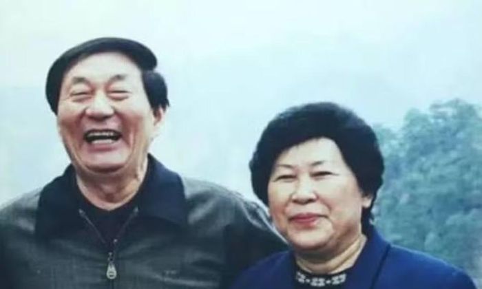 Từ năm 1991 đến 1998, ông giữ chức phó thủ tướng phụ trách kinh tế Trung Quốc. Khi trở thành thủ tướng năm 1998, ông đối mặt với nhiều thách thức như lạm phát cao, nợ gia tăng và tình trạng thua lỗ kéo dài của các doanh nghiệp nhà nước.
