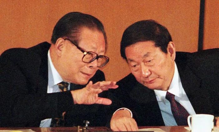 Ông Chu áp dụng các biện pháp siết chặt chính sách tài khóa, cắt giảm thủ tục hành chính và đóng cửa hoặc tư nhân hóa những doanh nghiệp yếu kém.