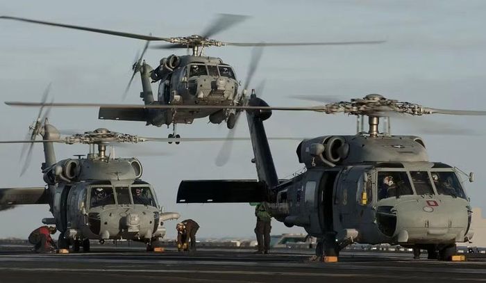 Hoạt động của trực thăng MH-60 diễn ra trong bối cảnh eo biển Hormuz tiếp tục đóng cửa. Ông Mohsen Rezaei, quan chức an ninh hàng đầu Iran, ngày 11/8 tuyên bố Tehran sẽ không mở lại tuyến hàng hải này cho đến khi Washington chấp nhận các điều kiện của Iran.