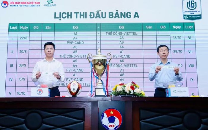 Ban tổ chức tiến hành bốc thăm, chia bảng