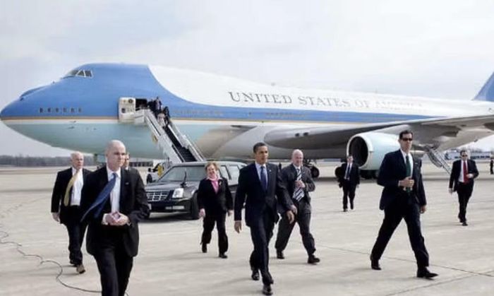 Ông Trump đã bước lên chiếc Không lực Một đời cũ trước ống kính máy quay, nhưng sau đó bí mật rời đi bằng một xe tải chở suất ăn hàng không.