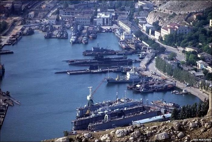 Bên cạnh đó, tàu trinh sát hạng trung Dự án 864 mang tên Priazovye, được trang bị hệ thống trinh sát vô tuyến và theo dõi radar, có khả năng đã bị trúng đạn vào phần đuôi.