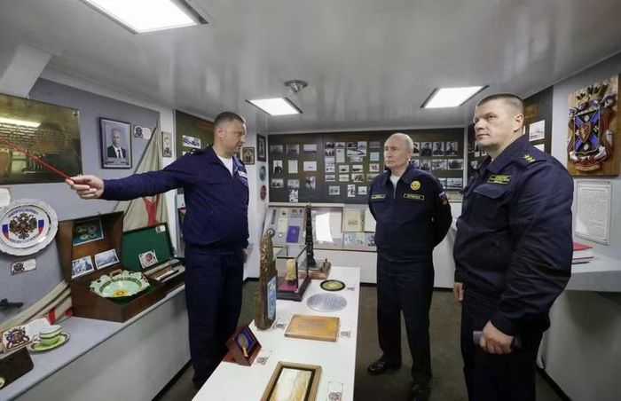 Tổng thống Putin đến thăm tàu tuần dương tên lửa Varyag thuộc hạm đội Thái Bình Dương ở Sakhalin, Nga ngày 12-8-2026