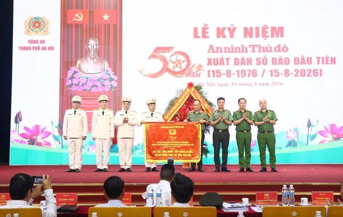 Ghi nhận thành tích của An ninh Thủ đô trong hành trình 50 năm qua, Đảng ủy, Ban Giám đốc CATP Hà Nội đã trao tặng bức trướng cho CBCS, phóng viên, biên tập viên An ninh Thủ đô với 16 chữ vàng "Bút sắc, lòng trong, tiên phong số hóa - Tờ báo chính trực, kịp thời, gần dân"