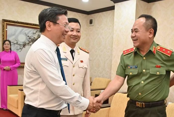 Trung tướng Nguyễn Thanh Tùng, Ủy viên Ban Thường vụ Thành ủy, Bí thư Đảng ủy, Giám đốc CATP tiếp đồng chí Trần Thanh Lâm, Ủy viên Ban chấp hành Trung ương Đảng, Phó trưởng Ban Tuyên giáo Trung ương