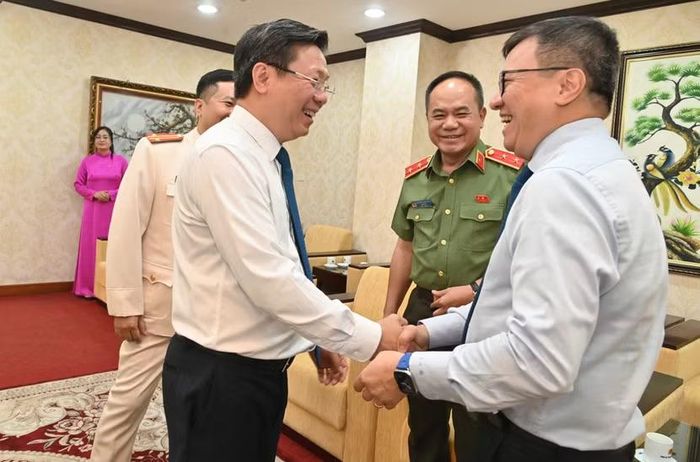 Nụ cười, niềm vui của các đồng chí lãnh đạo đến dự Lễ kỷ niệm 50 năm Báo An ninh Thủ đô xuất bản số đầu