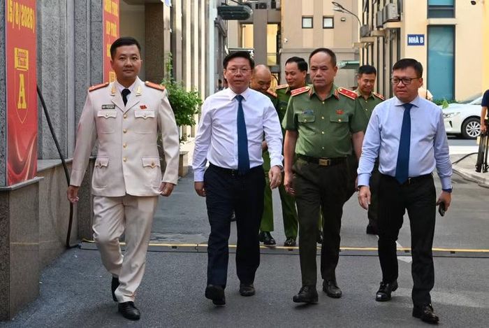Các đồng chí lãnh đạo Ban Tuyên giáo Trung ương đến dự và chung vui với An ninh Thủ đô