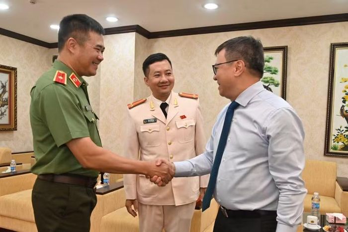 Thiếu tướng Nguyễn Ngọc Quyền, Phó Bí thư Đảng ủy, Phó Giám đốc CATP và Trung tá Chu Quốc Dũng, Trưởng ban Biên tập An ninh Thủ đô đón tiếp đồng chí Lê Quốc Minh - Ủy viên Ban chấp hành Trung ương Đảng, Phó Trưởng ban Tuyên giáo Trung ương, Tổng Biên tập Báo Nhân Dân, Chủ tịch Hội Nhà báo Việt Nam