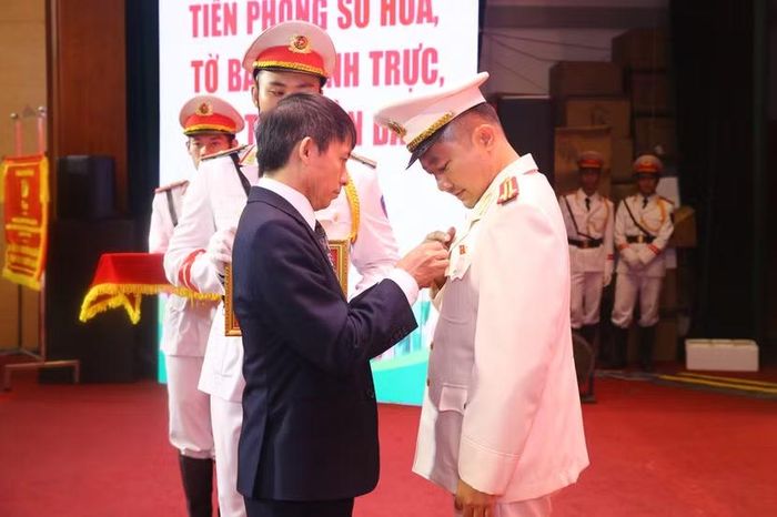 Đồng chí Võ Văn Bé, Phó Giám đốc, Phó Tổng Biên tập, NXB Chính trị Quốc gia Sự thật trao Kỷ niệm chương cho Trung tá Chu Quốc Dũng