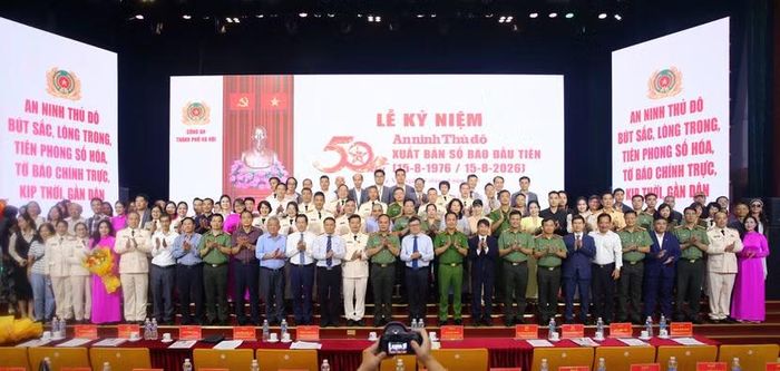 Các đồng chí lãnh đạo cùng các đại biểu và cán bộ, chiến sỹ, người lao động An ninh Thủ đô qua các thời kỳ chụp ảnh lưu niệm tại buổi lễ
