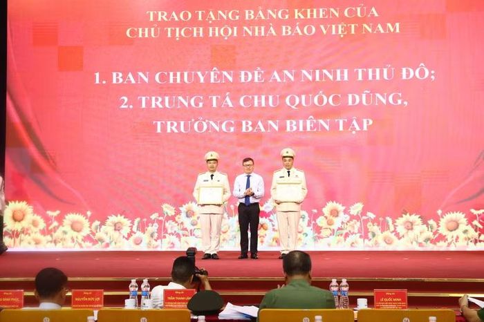 Đồng chí Lê Quốc Minh trao Bằng khen của Hội Nhà báo Việt Nam cho Chuyên đề An ninh Thủ đô và đồng chí Chu Quốc Dũng, Trưởng ban Biên tập An ninh Thủ đô