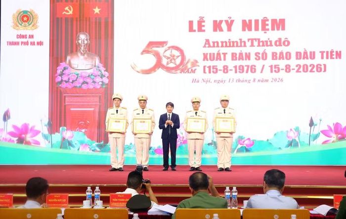 Đồng chí Võ Văn Bé trao Bằng khen của Nhà xuất bản Chính trị Quốc gia Sự thật cho tập thể và cá nhân Báo An ninh Thủ đô