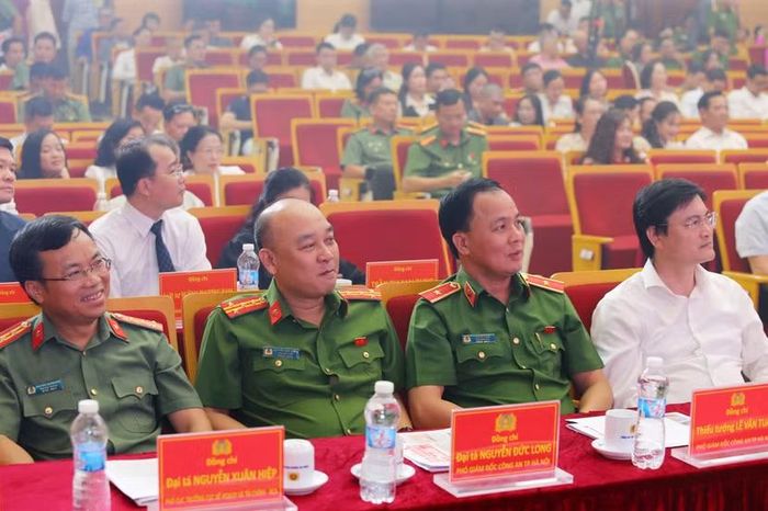 Các đồng chí lãnh đạo Cục nghiệp vụ Bộ Công an, CATP và thành phố dự buổi lễ