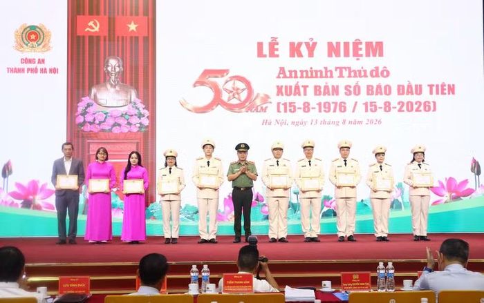 Trung tướng Nguyễn Thanh Tùng trao khen cho các cá nhân