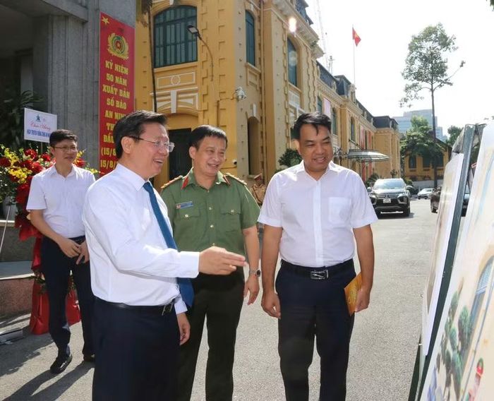 Các đồng chí lãnh đạo tham quan trưng bày bìa báo và những bức ảnh ấn tượng được đăng tải trên An ninh Thủ đô