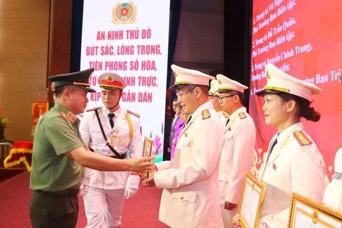 Trung tướng Nguyễn Thanh Tùng trao khen cho các cá nhân của An ninh Thủ đô