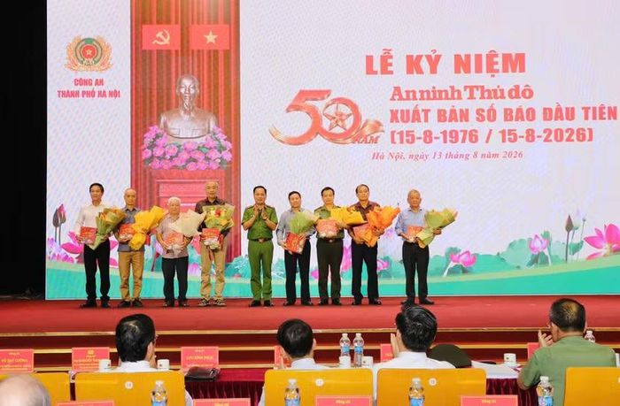 Thiếu tướng Lê Văn Tuân, Phó Giám đốc CATP trao tặng cuốn biên niên sự kiện 50 năm An ninh Thủ đô cho các đồng chí lãnh đạo, nguyên lãnh đạo, cán bộ chủ chốt An ninh Thủ đô