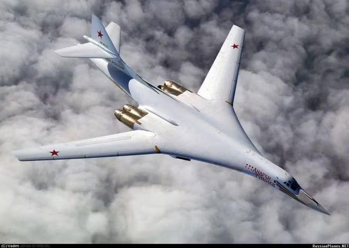 Điều quan trọng cần nhấn mạnh, Tu-160 không chỉ là minh chứng cho năng lực kỹ thuật, mà còn là một máy bay chiến đấu hoàn chỉnh. Nhiệm vụ của nó là thực hiện các chuyến bay tầm xa và mang theo tải trọng chiến đấu đáng kể.
