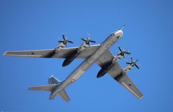 Tu-95 kết hợp những phẩm chất đã được chứng minh - độ tin cậy, tầm bay ấn tượng và tính linh hoạt, có khả năng thực hiện nhiều nhiệm vụ khác nhau, và chính điều này làm cho nó trở nên không thể thiếu, ngay cả khi các thiết kế hiện đại hơn xuất hiện.