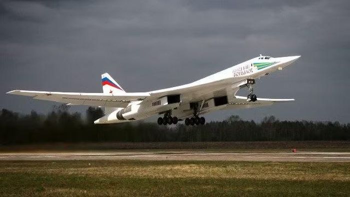 Thêm vào đó là động cơ NK-32 mạnh mẽ, cho phép Tu-160 đạt được tốc độ ấn tượng trong khi vẫn là một máy bay mang tên lửa chiến lược được thiết kế cho các nhiệm vụ tầm xa.