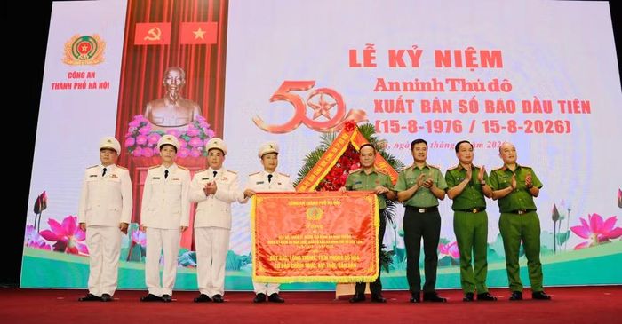 Đảng ủy, Ban Giám đốc CATP Hà Nội trao tặng bức trướng cho cán bộ, chiến sỹ, phóng viên, biên tập viên, người lao động An ninh Thủ đô với 16 chữ vàng "Bút sắc, lòng trong, tiên phong số hóa - Tờ báo chính trực, kịp thời, gần dân" nhằm ghi nhận thành tích của An ninh Thủ đô trong hành trình 50 năm qua