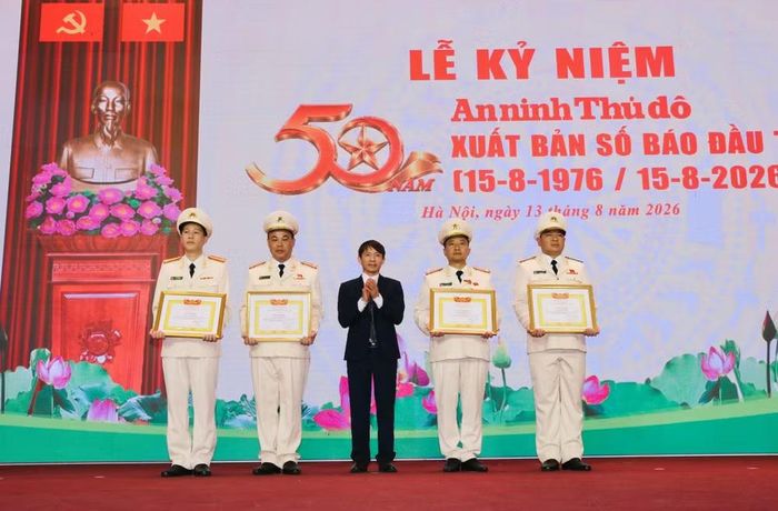 Đồng chí Võ Văn Bé - Phó Giám đốc, Phó Tổng Biên tập Nhà xuất bản Chính trị Quốc gia Sự thật trao Bằng khen cho tập thể, cá nhân có thành tích xuất sắc