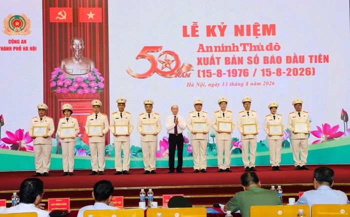 Đồng chí Kiều Thanh Hùng - Phó Chủ tịch Thường trực Hội Nhà báo thành phố Hà Nội trao Giấy khen của Hội cho các cá nhân có thành tích xuất sắc