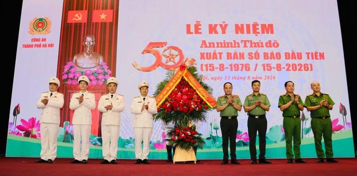 Đảng ủy, Ban Giám đốc CATP Hà Nội tặng lẵng hoa chúc mừng sự kiện