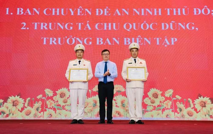Đồng chí Lê Quốc Minh - Ủy viên Trung ương Đảng, Phó Trưởng ban Tuyên giáo Trung ương, Tổng Biên tập Báo Nhân dân, Chủ tịch Hội Nhà báo Việt Nam trao Bằng khen cho Tập thể An ninh Thủ đô và Trưởng ban biên tập An ninh Thủ đô Chu Quốc Dũng
