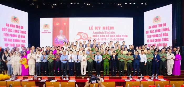Các đại biểu, khách mời chụp ảnh lưu niệm cùng cán bộ, chiến sỹ, người lao động An ninh Thủ đô qua các thời kỳ