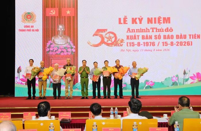 Thiếu tướng Lê Văn Tuân, Phó Giám đốc CATP Hà Nội thay mặt lãnh đạo CATP trao tặng sách "Biên niên Sự kiện - Nhân vật 50 năm Báo An ninh Thủ đô" và tặng hoa tri ân các đồng chí nguyên lãnh đạo, cán bộ chủ chốt Báo An ninh Thủ đô qua các thời kỳ.