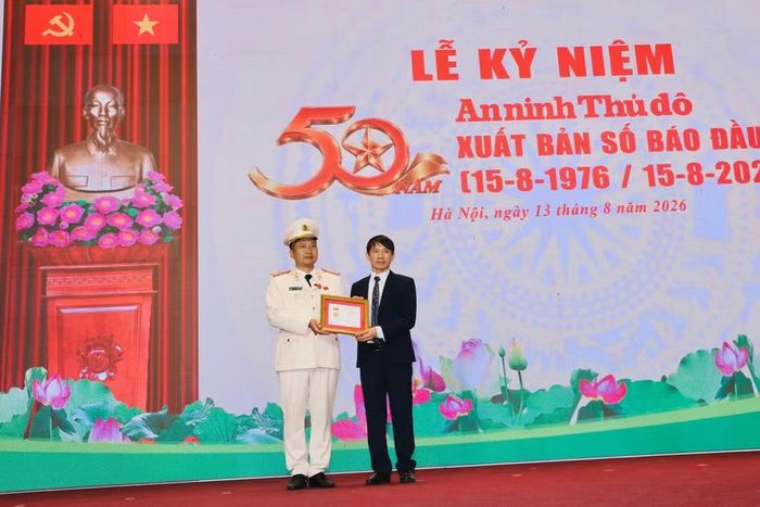 Đồng chí Võ Văn Bé - Phó Giám đốc, Phó Tổng Biên tập Nhà xuất bản Chính trị Quốc gia Sự thật trao Kỷ niệm chương cho Trưởng ban biên tập An ninh Thủ đô Chu Quốc Dũng