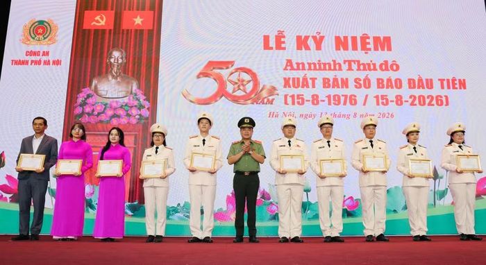 Trung tướng Nguyễn Thanh Tùng - Anh hùng lực lượng vũ trang nhân dân, Ủy viên Ban Thường vụ Thành ủy, Bí thư Đảng ủy, Giám đốc CATP Hà Nội trao Giấy khen cho các cá nhân có thành tích xuất sắc