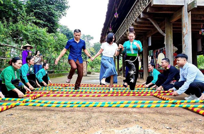 Làng Văn hóa - Du lịch các dân tộc Việt Nam sở hữu nhiều tiềm năng để phát triển thành trung tâm du lịch văn hóa của Thủ đô. Ảnh: P. Sỹ