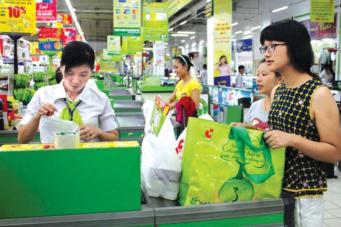 Nhiều nhà bán lẻ đã sử dụng túi thân thiện môi trường. Ảnh: T.Thương