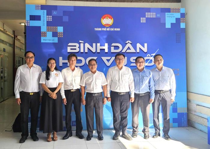 Ra mắt Tổ Bình dân học vụ số. Ảnh: Q.Đ.