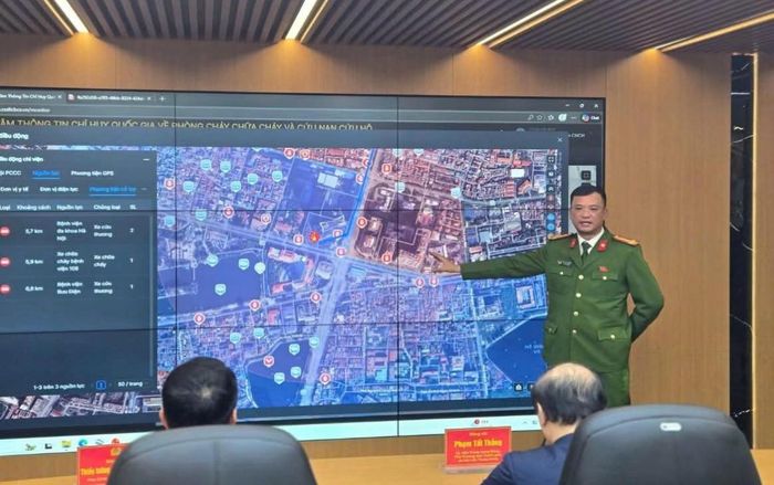 Đại tá Phạm Trung Hiếu - Trưởng Phòng Cảnh sát PCCC và CNCH - Công an TP Hà Nội giới thiệu về các mô hình ứng dụng công nghệ trong chữa cháy.