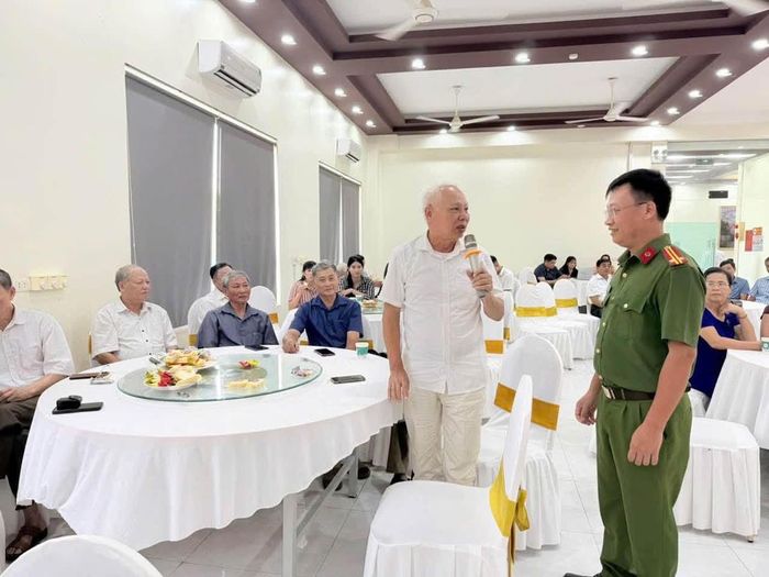  Người dân trao đổi với Cảnh sát hình sự Công an tỉnh Phú Thọ về tình hình tội phạm hiện nay. Ảnh: TD.