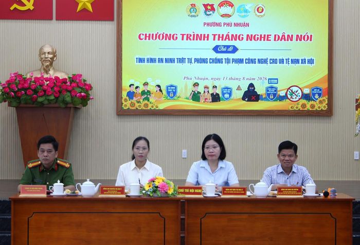 Các lãnh đạo phường Phú Nhuận chủ trì chương trình. Ảnh: Q.Đ.