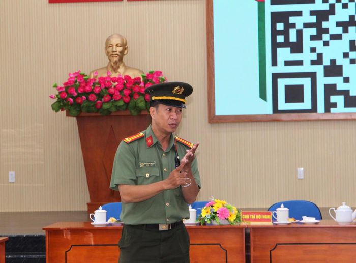Đại diện Công an TP Hồ Chí Minh báo cáo chuyên đề “Phòng, chống tội phạm lừa đảo trực tuyến” cho người dân. Ảnh: Q.Đ.