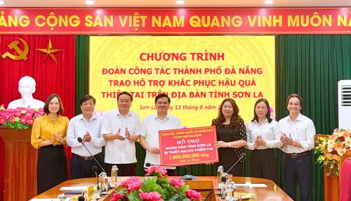 Ủy ban MTTQ Việt Nam thành phố Đà Nẵng trao kinh phí 1 tỷ đồng hỗ trợ Sơn La khắc phục hậu quả. Ảnh: Thu Phương