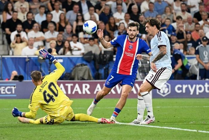  Kvaratskhelia ngày càng hoàn thiện dưới thời Luis Enrique, khi khả năng tạo đột biến được bổ sung bằng pressing và tư duy chiến thuật. 