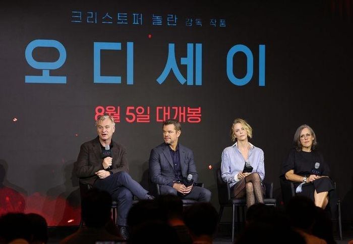 Đạo diễn Christopher Nolan tham dự buổi họp báo ra mắt phim "The Odyssey" tại khách sạn Four Seasons Seoul. Ảnh: Yonhap. 