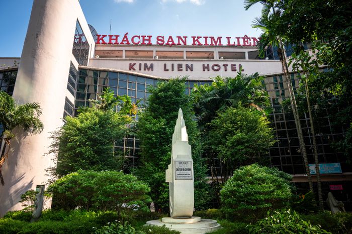 Khách sạn Kim Liên được thành lập năm 1961, tiền thân là khách sạn Bạch Mai, sau đó là khách sạn Chuyên gia Kim Liên thuộc Văn phòng Phủ Thủ tướng (nay là Văn phòng Chính phủ), với nhiệm vụ phục vụ chuyên gia các nước đến công tác tại Việt Nam. Sau này, khách sạn còn mở rộng phục vụ các đối tượng khác.