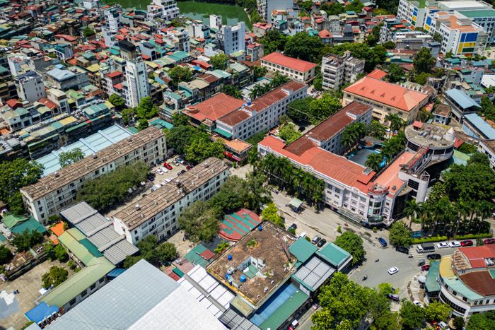Theo phương án đề xuất, Hanoi Twin Towers 99 có tổng diện tích sàn xây dựng (chưa tính tầng hầm) khoảng 880.000 m2, quy hoạch trên khu đất gần 3,5 ha, mật độ xây dựng khoảng 35%. Dự án định hướng phát triển theo mô hình tổ hợp đa chức năng, tích hợp trung tâm hội nghị quốc tế, trung tâm biểu diễn nghệ thuật, trung tâm thương mại, văn phòng hạng A, khách sạn và khu nhà ở cao cấp cùng hệ thống dịch vụ, giải trí. Đáng chú ý, hạng mục casino cũng nằm trong đề xuất của tổ hợp.
